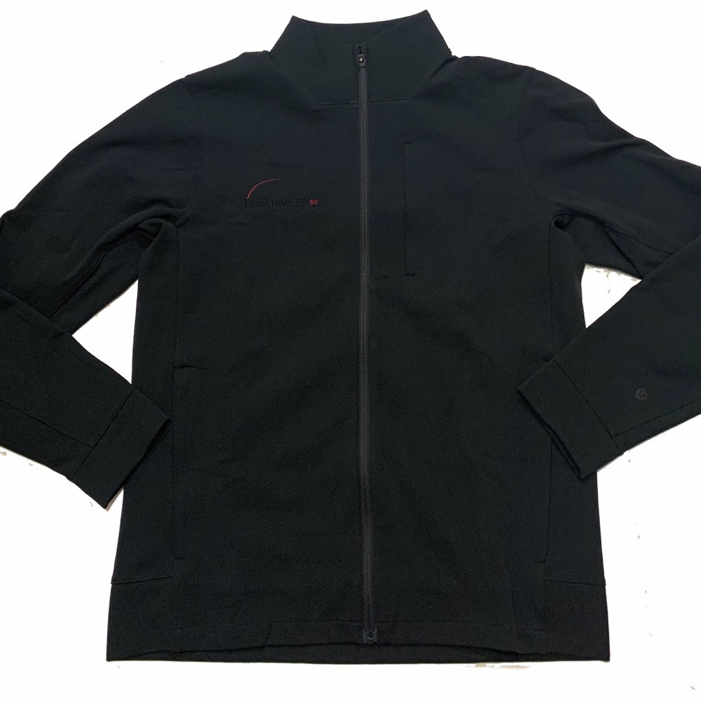 M / Lululemon Sojourn Jacket
Some logo on the chest